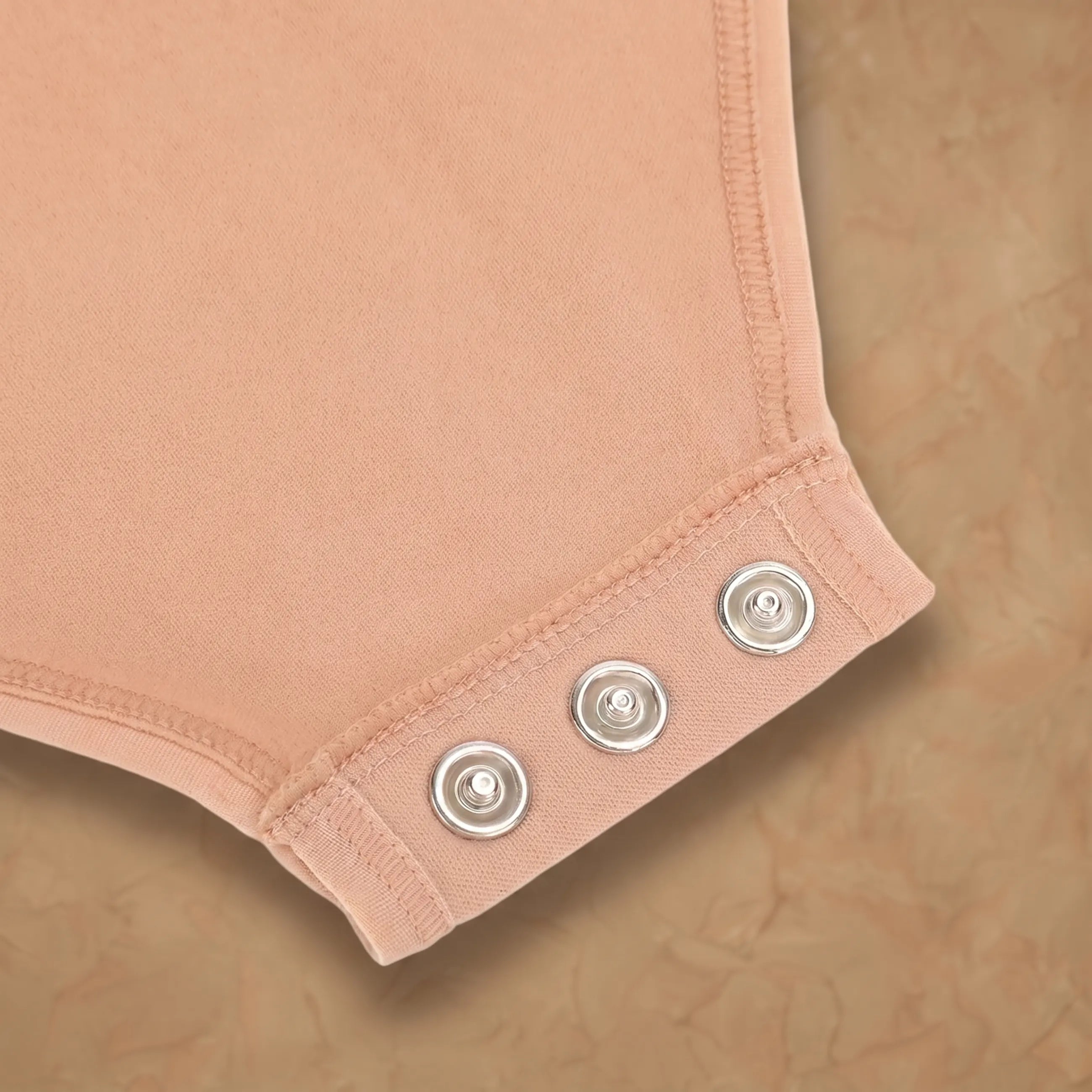 Vellure Paris Signature L'Amour — Sophisticated long-sleeve sculpting bodysuit featuring an elegant diamond neckline and a seamless thong silhouette for all-day comfort.