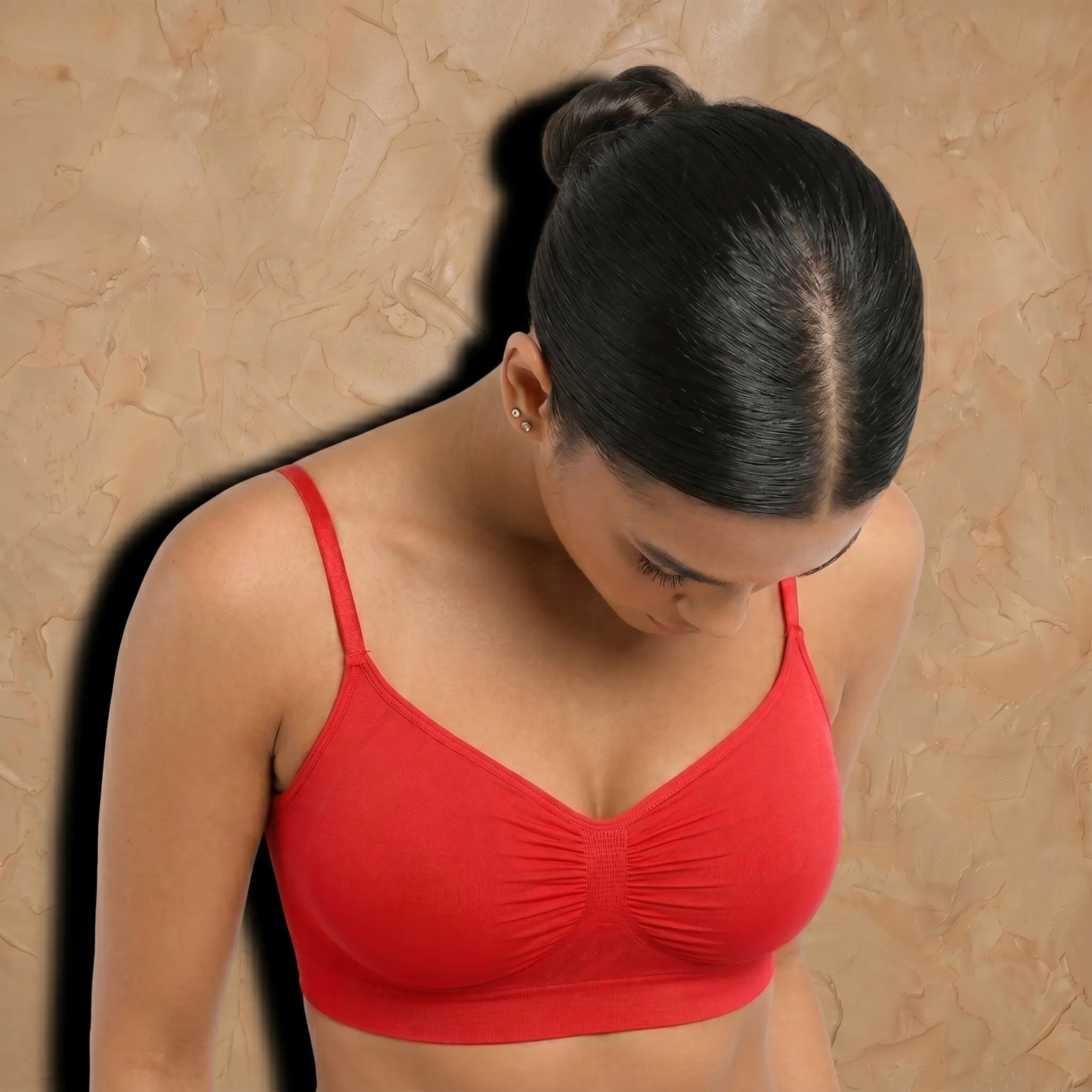 Vellure Paris Soutien Iconique — Premium seamless wire-free bra featuring a ruched front design and adjustable straps for all-day comfort and natural lift.
